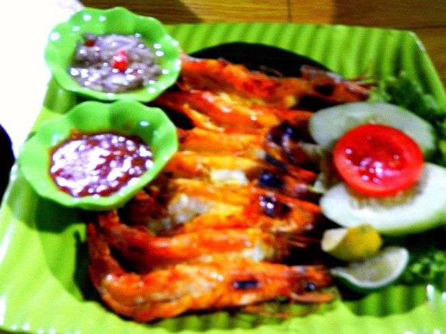 晩御飯はWarung Bu Jeroにて。<br />エビがむちゃくちゃ美味しかった！<br />7尾だけだったけど、倍は食べれた。<br />もっと頼めば良かったと後悔。<br />お会計のためレジに向かう途中、跨ぐのを諦め木の幹の下を潜ったら、おばちゃんとお姉さんにYour so funny!!と大ウケ。<br />笑われただけだけど、爆笑を奪ったことに気をよくしてご機嫌でホテルへ戻りシャワーをして就寝。