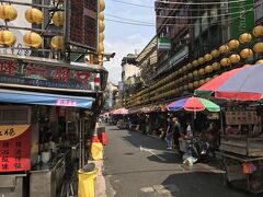 駅前から歩いて廟口夜市（基隆夜市）へ
夜市が有名で春が、ほとんどの店が昼間から開店しており、人通りも夕方ほど多くないので、この時間に行くのもおすすめ。
ただし、夏は少し暑いが…（汗）

なお、廟口夜市は店の番号があるので、行きたい店を調べておくと迷わなくて済む（この先の【　】は訪問した店の番号）