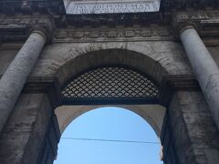 ポポロ広場にあるポポロ門。
むしろこの門に惹かれます。

