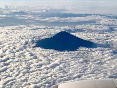7/12(Fri.)
フライトは夕方だけど、午後半休で羽田へ。

梅雨空の上には、富士山のあたまがにょきっと顔出します。