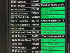 エジンバラ空港のチェックイン デスク案内表示。

ブリュッセル航空の2066便(写真の標示では、スターアライアンスのUA9926便になっています。）は、06：05発で、チェックインは、04:05からオープンになるということで、まだDesk No.はわかりません。

エアラインごとにチェックイン デスクの場所が固定している空港に慣れていたので、その都度掲示板で場所を確認することに少し戸惑いました。