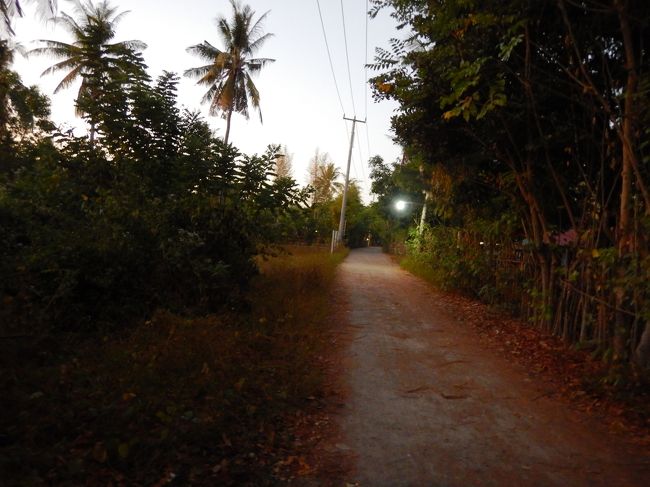 おはようございます。<br />ギリメノ最初の朝です。<br />日の出には振られることが多い夫婦ですが、懲りずに5時半起きで東側のビーチへ向かいます。