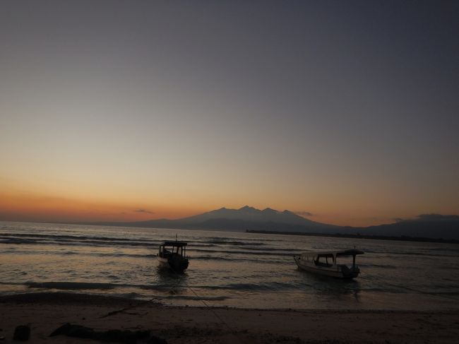 ロンボク島のリンジャニ山がくっきり！<br />雲もない様に見えるじゃないですか！<br />左側が明るく見えるので、左折して北上。