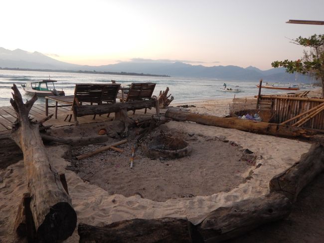 海に出てすぐ焚き火跡。<br />いーなー！