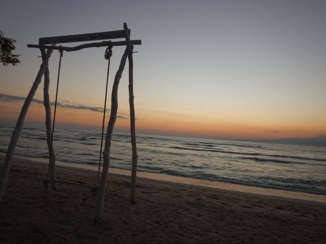 リゾートホテル前のブランコ。