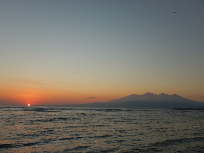 ここに腰を下ろします。<br />水平線から日の出が！<br />めっちゃいい感じ！！