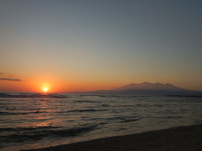 日の出とリンジャニ山。<br />素晴らしい。。。