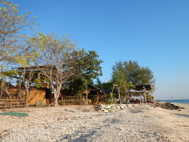 そして日が昇りました。<br />朝食はすぐ横にあるAna Warunで。<br />まだオープンまで時間があったのでのんびり。<br />その間近くに浮いてたボートの持ち主らしきおじさんがボートの確認(？)に来て、明日プライベートのシュノーケル1人200000ルピアでどう？とお誘い。<br />今日相乗りのシュノーケルを適当に申し込もうと予定してたと話すと、今日は波が高いからオススメできないよ、値段は相場だからねとのこと。<br />ちょっと悩んだけど、確かに波は高かったし、ぼったくりな値段じゃないからそれでと成立。<br />明日9時にここで待ち合わせと口約束して、バイバイと去って行きました。