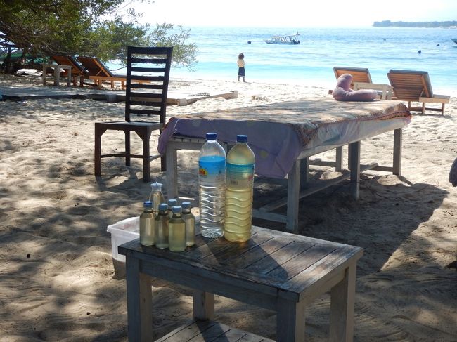 怪しいオイルのオンザビーチのマッサージ屋さん。