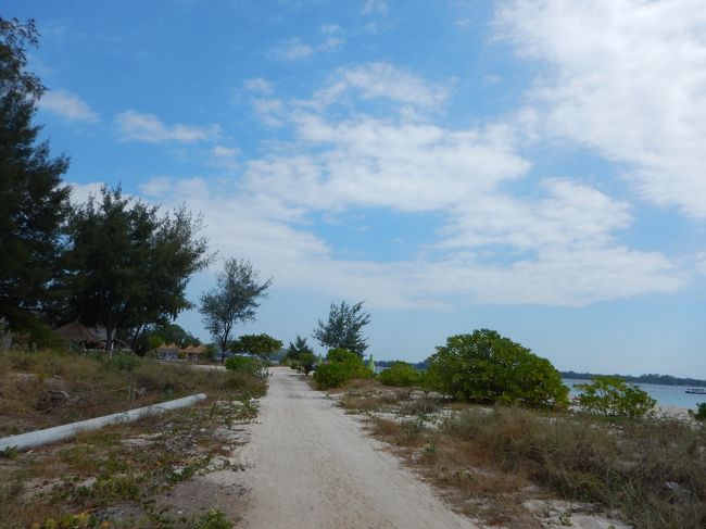 半時計回りにビーチ沿いを散歩。<br />暑い。。。