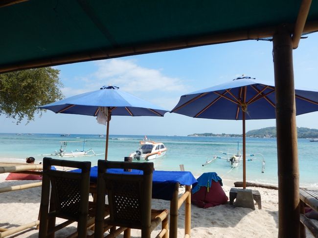 ひたすら歩いて、昨夜行ったDiana Cafeはまた今夜来るので通過し、SasakCafeでランチ。<br />太陽と日焼け大好きな夫婦ですが、バテました。<br />道中完全に熱中症で歩けなくなってる外人の女の子を見かけて、気を付けないとと改めて感じました。