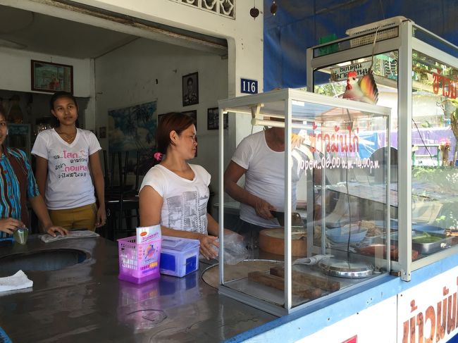 いきなり昼飯。<br />朝食ももちろんいただいたんですが、画像がなく。<br />こじんまりとしたホテルなので朝食レストランもこじんまりとしており、なんとなく写真を取るのが憚られたんだとおもいます。<br /><br />昼飯はホテル前にいるタクシー運転手さんたちにカオマンガイの美味しいところに連れてって！とリクエスト<br />プーケットでカオマンガイというと超有名バイレイがありますが、カオマンガイのためにパトンまで行くのもなんだし、運転手にたくしてみた。タクシーだけに。