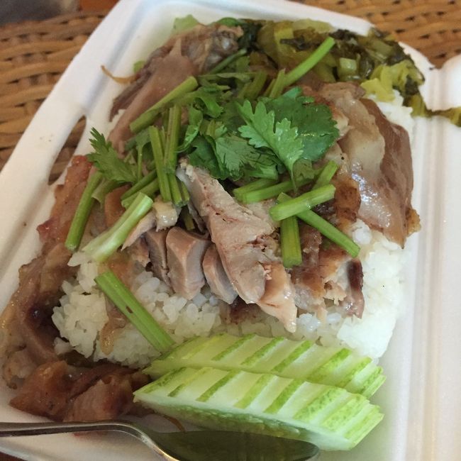 お持ち帰り～<br />なかなか美味しおす。<br />ジューシーさに乏しいのが玉にキズだけど、ナムチムも美味しくて、十分堪能した<br />運転手にたくしたのが良かった。タクシーだけに。