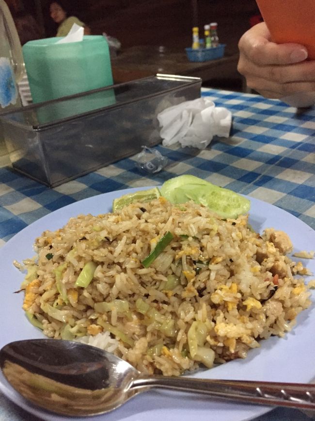 はい。夕飯。<br />飯と飯の合間はもう泳いでるだけなのでね。割愛。<br /><br />夕飯はkoi<br />ローカル食堂ではあるけど、在プー外人も多く英語メニューもあり。<br />ええ雰囲気