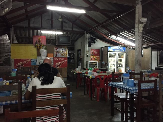 どローカル。<br />だけどビールはちゃんと冷えてるしセルフの氷（ちゃんと業者から買ってる穴開き氷）もあるので快適