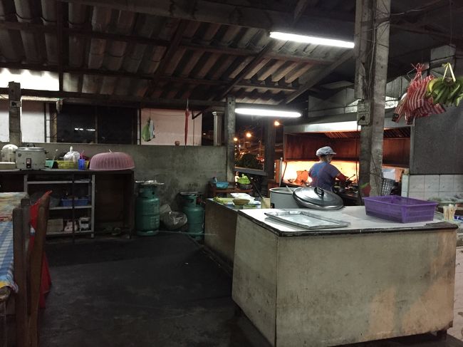 オープンキッチン<br />オバちゃんズが切り盛り。<br />持ち帰りもひっきりなしにあって、人気が伺える