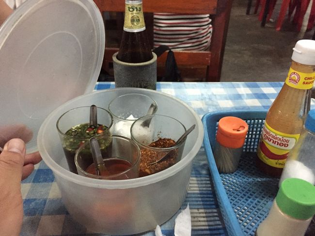 卓上調味セットもきちんと保護。<br />細かな配慮が感じられ、小汚い、と形容してしまいがちなローカル店としてはかなりのクオリティ