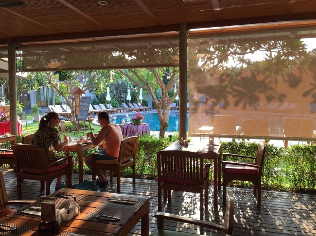 帰国日。<br />朝ご飯会場<br />プールサイドでオープンエア。気持ち良いです