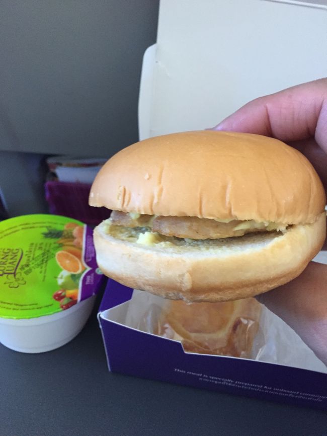 ぞんざいなハンバーガー<br />口の中の水分が根こそぎ持ってかれる<br />激甘オレンジジュースとの凶悪な組み合わせ