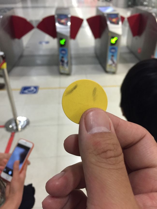 バンコク着。<br />トランジットが9時間くらいあったので、市内に向かいます。<br />一端スワンナプーム空港外に出るためにプーケット空港のチェックインカウンター横の別窓口での手続きが必要だった。なんか税金支払う必要あって戸惑う（数百バーツ？）。<br />そしてバゲッジスルーできるかどうか拙いGoogle翻訳英語聞く。<br />ポシブル？<br />ヤー。ポシブル。←ここだけ聞き取れた<br />俺頑張った。<br /><br />エアポートリンク＆BTSで街中へ