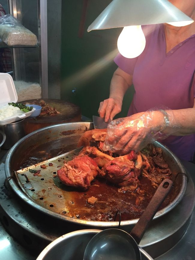 途中で人だかりのできてる屋台で。