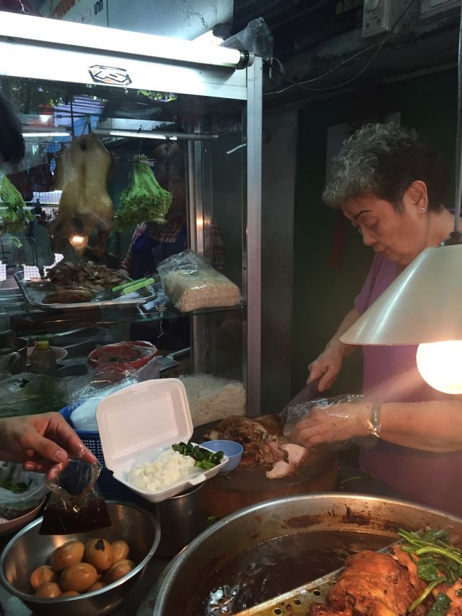 オバちゃんが一心不乱に肉を叩き切ってる