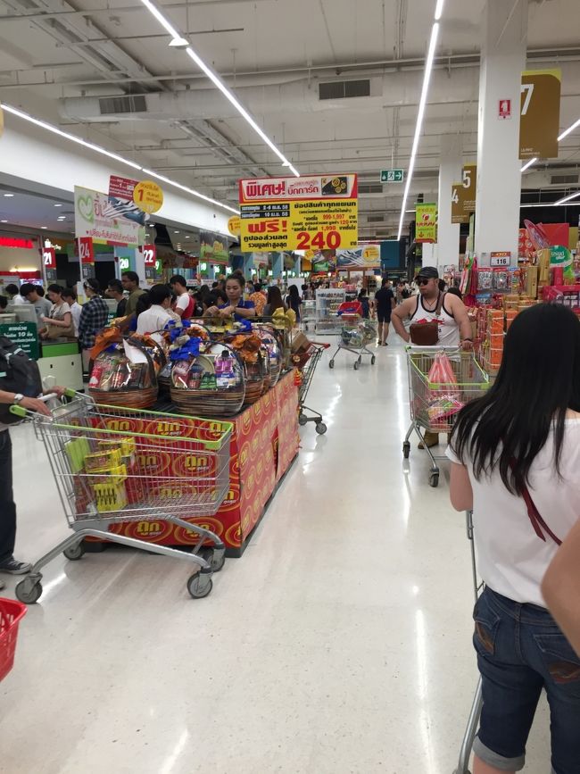 ビッグCは大きめのカバンの持ち込み禁止なので、預かりカウンターで預けなければなりません<br />バラマキ土産を購入。<br />小一万ほど買ってしまう