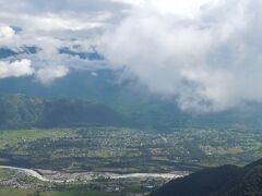 サランコットの丘の上まで来ましたが、雲が出てきて、雪山が隠れ始めてしまいました。