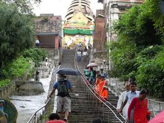 昼からスワヤンプナートへ。
カトマンズ西部の丘の上に建つネパール最古の仏教寺院で、 寺院にたくさんの猿がいて通称モンキーテンプルと言われています。 
約400段の階段を登ります。