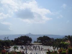 美ら海水族館です。伊江島が望めます。