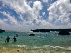 食後は中の島海岸へ。
波が高いので、びっくり。

レンタルパラソルだ～れも借りていません。
それもそのはず、レンタル屋さんのお兄さん（おじさん）が結構強面(*ﾉωﾉ)

波が高いのと、ビーサンで歩いたため足裏の肉球（一般的にはまめ）が破裂してしまったので私はビーチでのんびり～♪