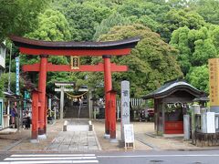 伊奈波神社から歩いて橿森神社に向かう。あいにく雨が降り出してきて・・・
緑濃い山麓に静かにたたずむ。