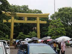 雨の中、金神社に到着。すでに長い行列で・・・
並び始めてから約1時間40分（それでも速い方とか）、御朱印をいただきました。
伊奈波神社、金神社、橿森神社は親子の関係があるとか、これらを巡る三社巡りも行われている。
