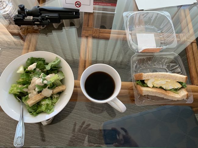 ２日目　朝食は前日にＡＢＣストアーで買っておいたサンドイッチとサラダで済ます。