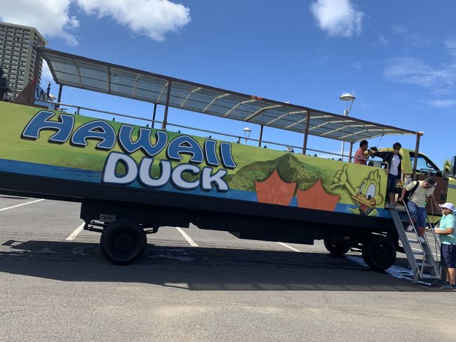 迎えのバンに乗りイリカイホテルで降ろされ、しばし待つと水陸両用車が来ました。これに乗りダウンタウンとか回ってから海に入る予定です。<br />