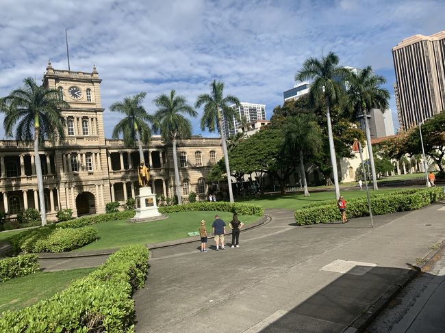 最高裁判所とカメハメハ大王像を見ます。<br />この裁判所は テレビドラマ「Hawaii five-0」の本部として使っているところです。