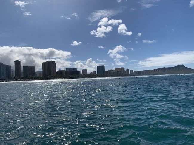 海上からのワイキキのホテル群とダイヤモンドヘッド。素晴らしい眺めです！