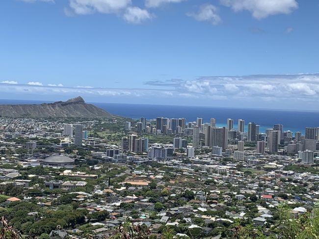 ドライバーからハワイの話を聴きながら最初に向かったのはタンタラスの丘です。<br />きれいな夜景が見られるところですが、明るい時間帯の景色も最高でした。