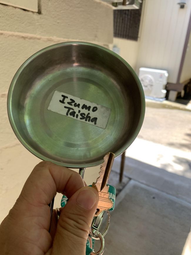 社務所に行ってまずトイレを借りました。防犯のため鍵をかけているそうで、この鍵を使用します。