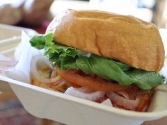昼食にキヘイのStewz Maui Burgers
でToGoしたハンバーガーです。
注文してから焼いてくれるので、部屋まで持って帰っても熱々でした。
肉々しくてとても美味しかった。(もう一度食べたかった)