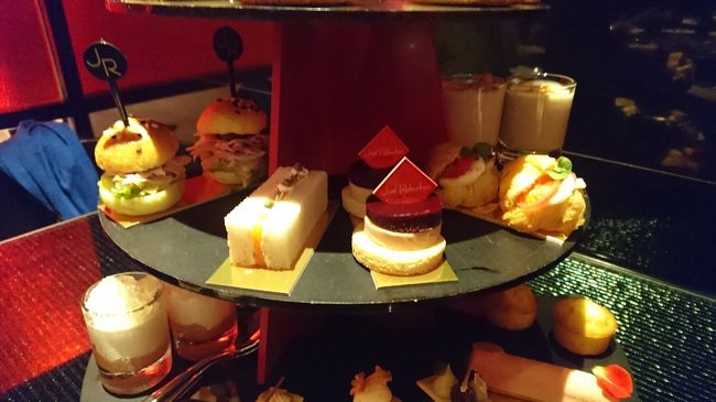 真ん中。<br />ミニハンバーガーがクオリティ高くて驚き！