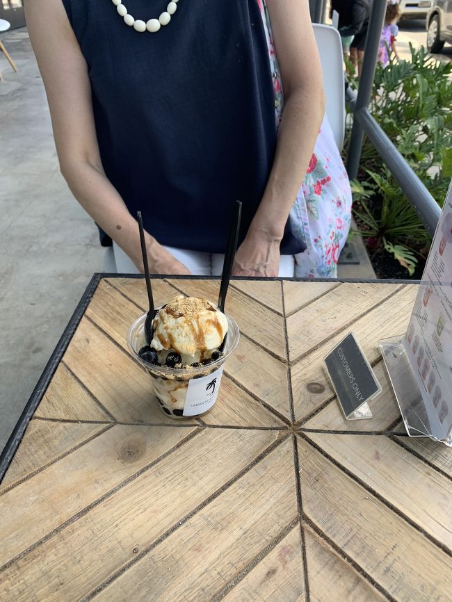 ＢＯＢＡアイスクリームをいただきました。<br />ソフトの上にきな粉がかかっていて、黒蜜がかかってます。もちろんタピオカ入りです、美味しかったですよ。<br />メニュー看板の上にあるレモンミルクＢＯＢＡの綿アメのせが見た目も良く美味しそうでしたが人気ナンバー１の方を選びました。