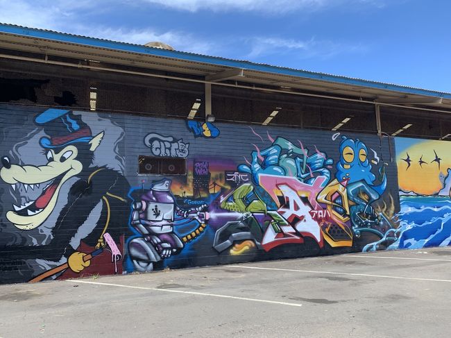 アートの右側中ほどにカタカナでアロハとペイントされてます。<br />結構日本語が使われてます。