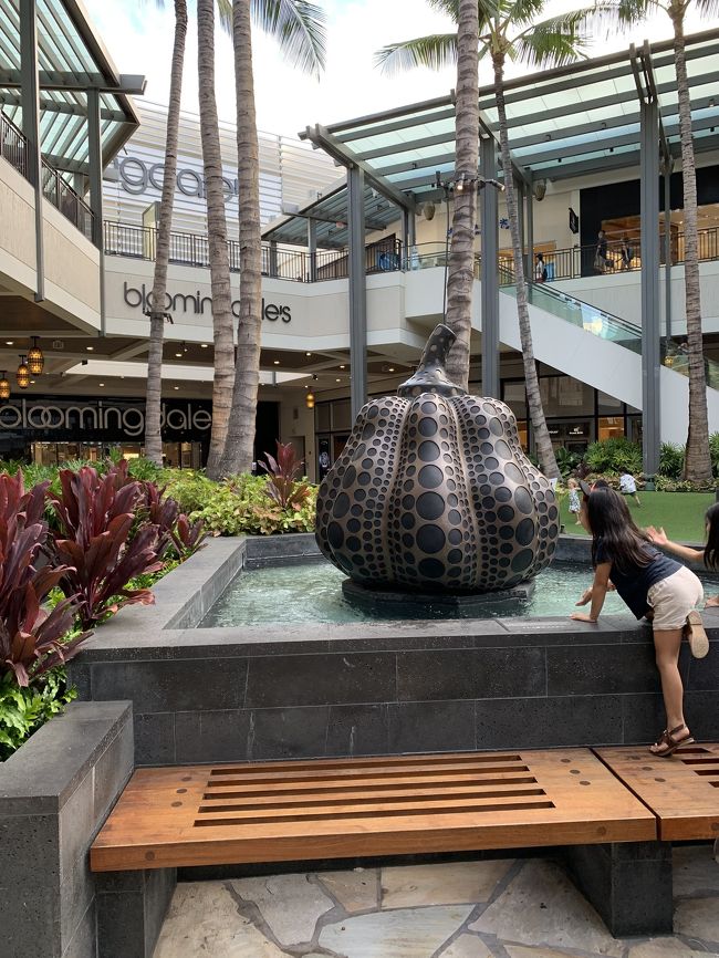 アラモアナショッピングセンターにきました。ブランドショップを回るのに夢中になり、画像は草間彌生さんのオブジェしかありません(＞＜)