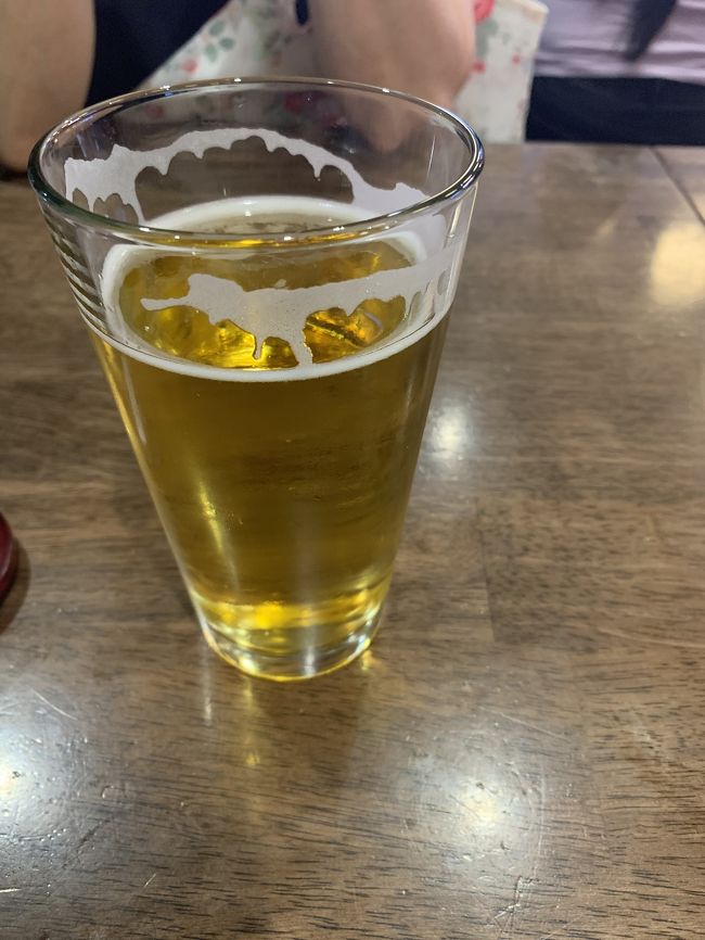 時間も遅くなり、フードコートで夕食と思いふと見るとジャパンビレッジの入り口があったのでここに決定。<br />なまら混んでる！迷いに迷って、私はビールとたこ焼き。奥様はラーメンにしました。ビールは1杯2ドル！安いので3杯頂きました(^｡^)<br />写真撮るの忘れ飲みかけ！