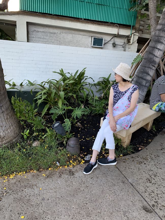 ダックツアー　以前テレビで元SMAPの中居くんが紹介してて、奥様が絶対乗りたいとのことで入れました(^｡^)<br />１回目はダウンタウン方面の人気スポットをめぐるコース<br />２回目はカラカウア通りを進みダイヤモンドヘッドからカハラ住宅街を回るコース<br />時間的なことを考えて1回目を選択。<br />集合場所　トランプタワーの駐車場入口。喫煙所にもなっています。