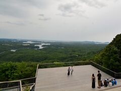 小６０以上のもこもことした島々が見える展望台、長崎の展海峰の九十九島も良かったけどここもなかなかいいところ、少し天気が悪いけど