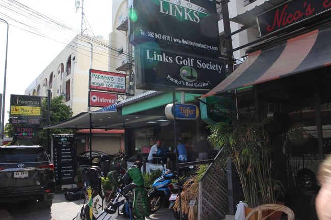 【LINKSゴルフバーで参加】<br />本日は<br />ＰＳＣの競技会でもありました。<br />特別団体料金で参加でできました。<br />グリーン費、カート費、キャディ費＝1800<br />交通費＝250<br />競技費＝200<br />キャディTip=300<br /><br />ゴルフコース＝LAEM CHABANG International Country Club