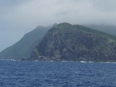 久米島の迫力満点の断崖が見えてくる。