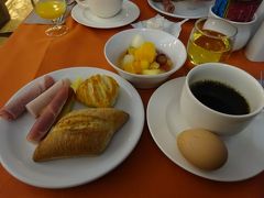 朝食は毎朝同じですが我が家より豪華。卵大好きな私としたことがゆで卵が有った事に最終日に気が付いた。前の日も有ったのかなー